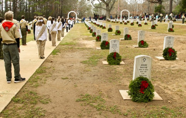 Community honors veterans with wreath ceremony