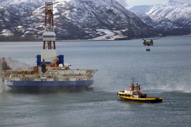 Helicopter aids drilling rig