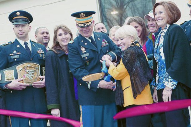 Fort Meade Cuts Ribbon on new USO Service Center