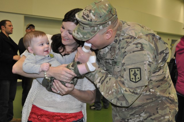 Engineer Soldier bids farewell to Family
