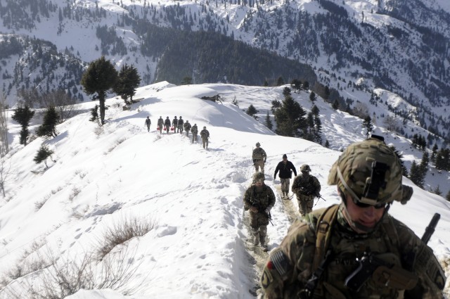 U.S. troops, Afghan police visit border observation post