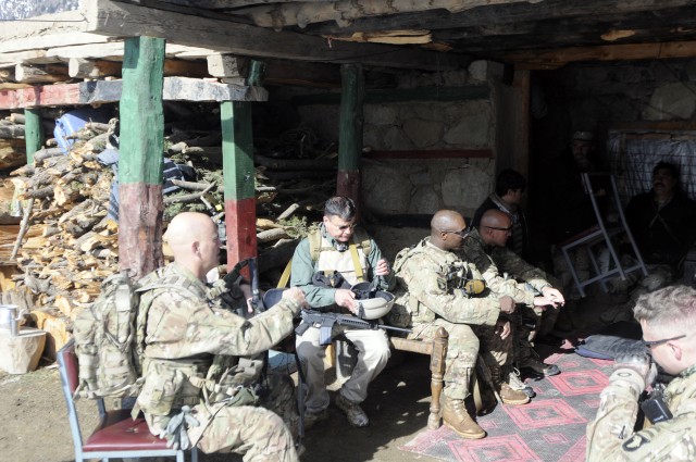 U.S. troops, Afghan police visit border observation post