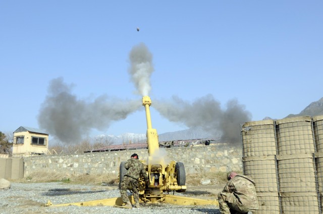 Afghan troops train on D-30 Howitzer