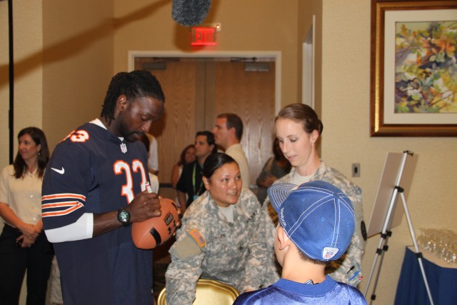 NFL stars visit Hawaii's wounded warriors, Purple Heart recipients