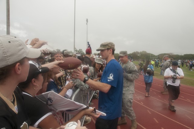 Pro Bowl Player give back to servicemembers of Oahu, Hawaii