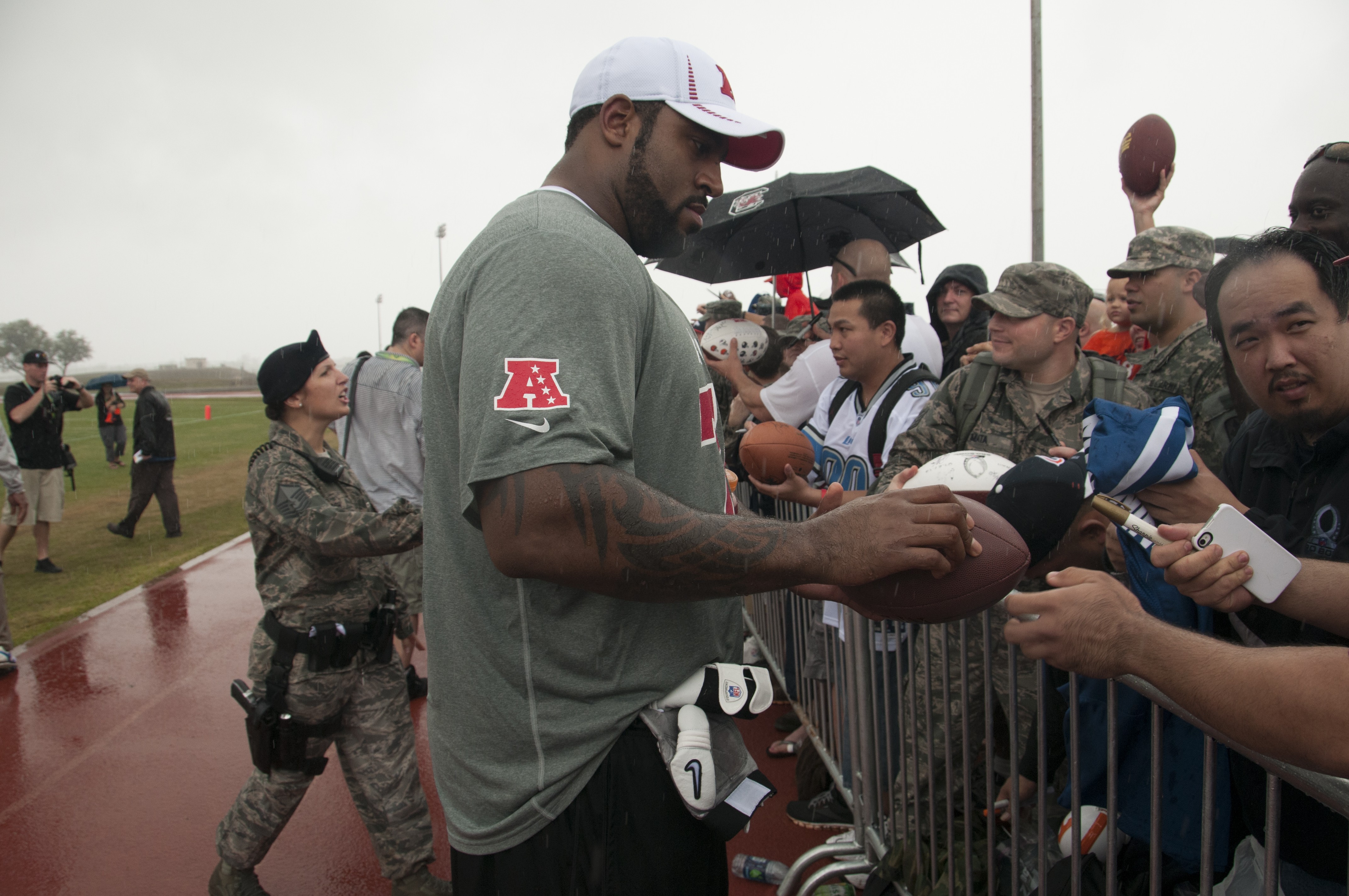 Pro Bowl Players show support to service members, Article