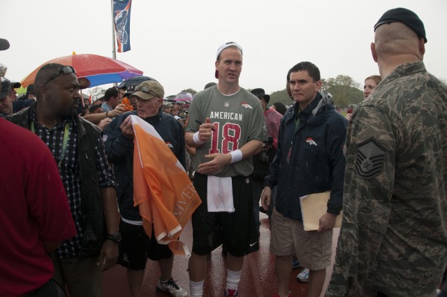 Pro Bowl Player give back to servicemembers of Oahu, Hawaii