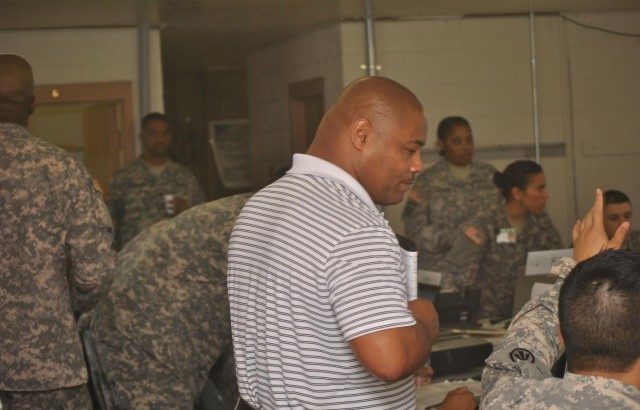 SDDC experts train Army Reserve Unit before deployment