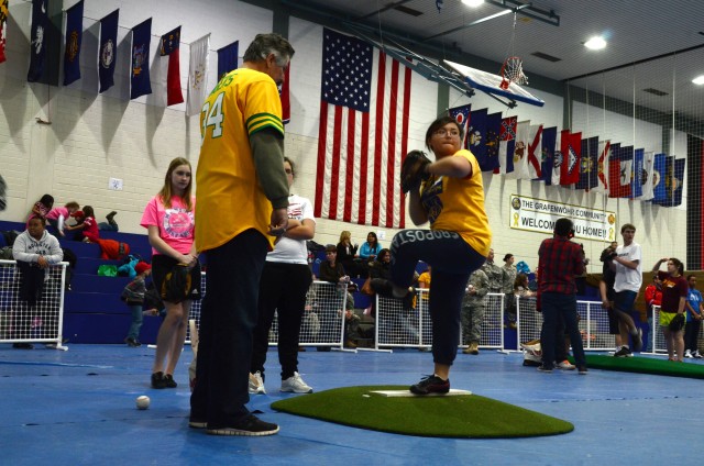 Rollie Fingers teaches pitching