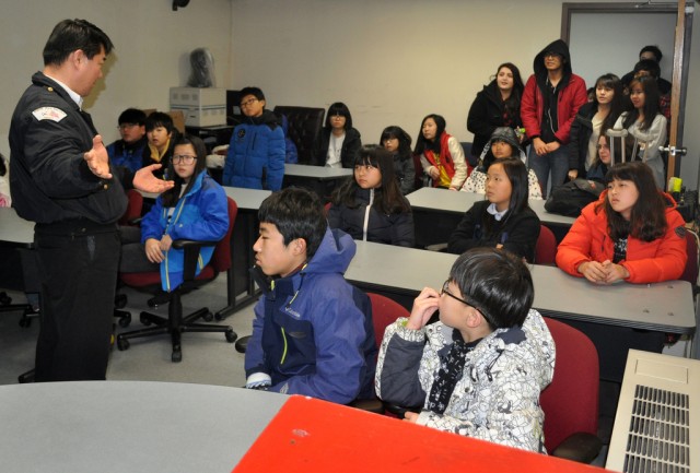 Yongsan hosts elementary school camp participants' visit
