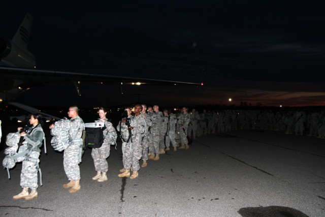 67th Signal Battalion deploys