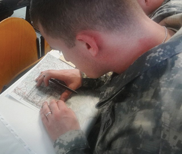 Sky Soldiers train land navigation with Italian peers
