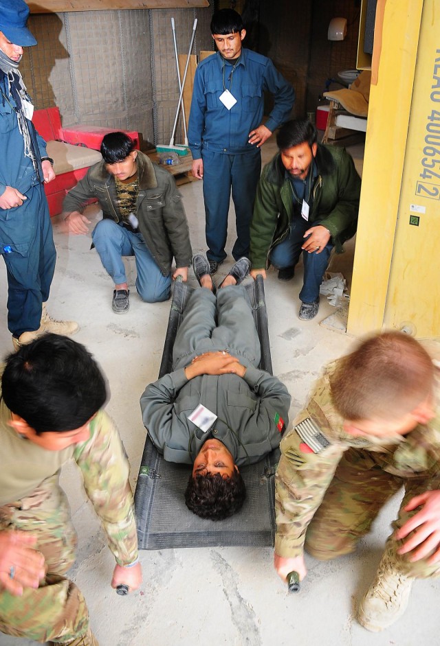 Afghan police medic steps up training in Deh Rawud