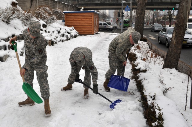 Soldiers clear snow for local community