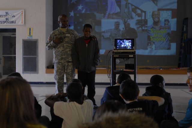 Soldiers present black history of 101st to local school