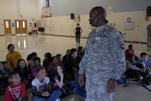 Soldiers present black history of 101st to local school