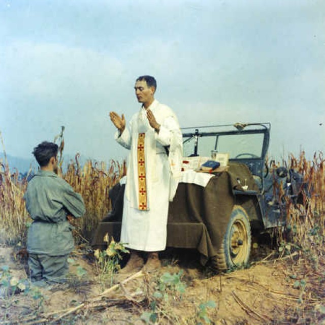 Kapaun conducts prayers during war