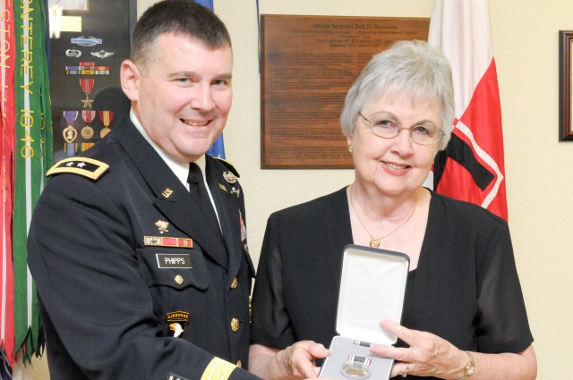 Division West helps to honor two Texas veterans