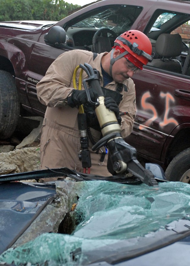 Kentucky firefighters display specialized rescue skills, save lives during US Army North exercise