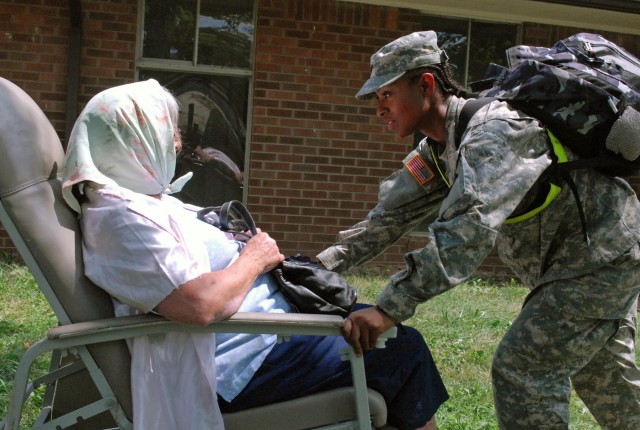 Fort Benning junior enlisted soldiers aid senior citizens during Vibrant Response