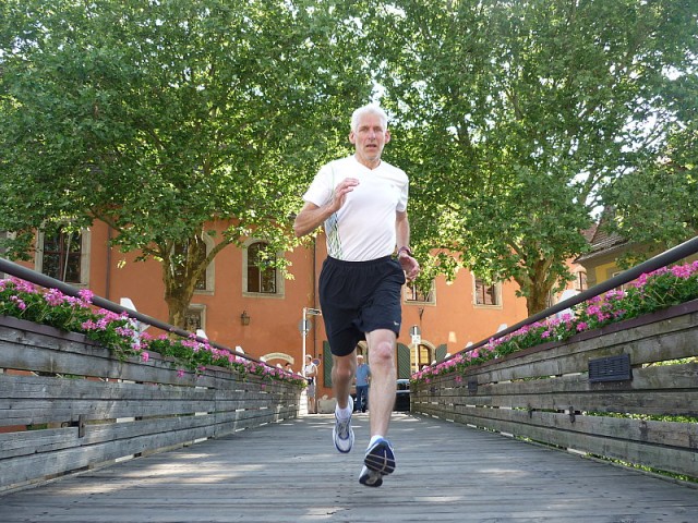 Manfred Mayer shows Bamberg's sights on the run