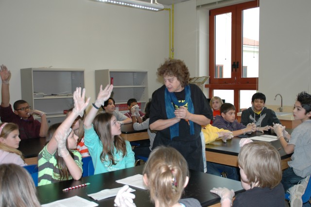 Indigo master Linda LaBalle visits Vicenza school