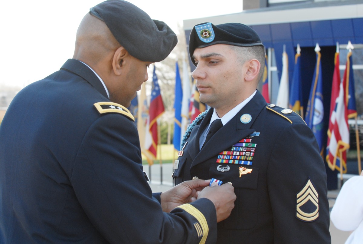 'Screaming Eagle' Soldier receives Silver Star, re-enlists in the Army ...