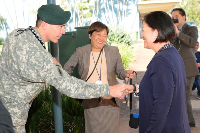 Hirono visits Schofield Barracks