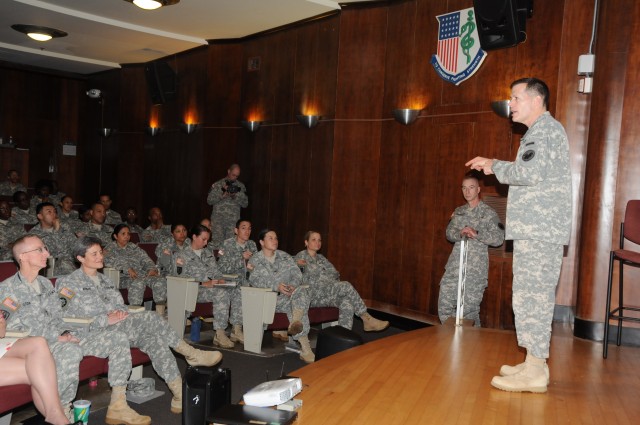 Chief of Army Reserve discusses multi-compo with 311th Signal Command (Theater)