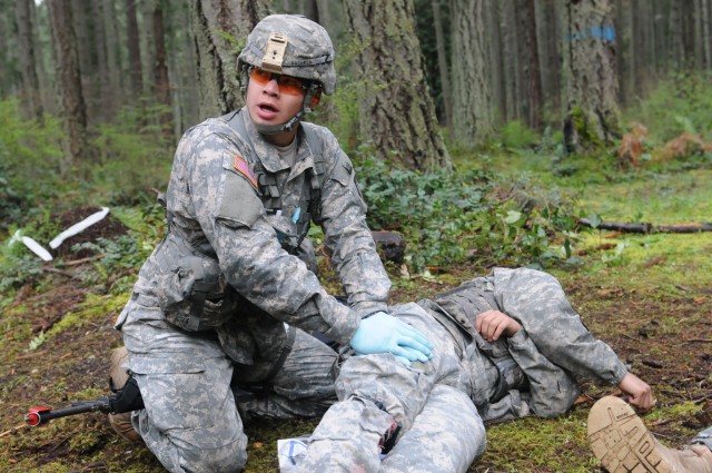 Expert Field Medical Badge candidates attempt qualification