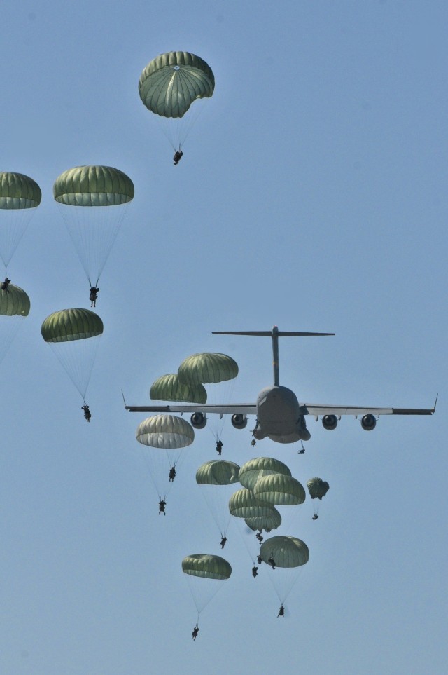 Artillery paratroopers begin exercise with jump