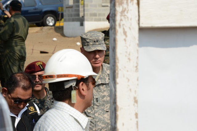 Army South CG receives briefing at IABU FOB