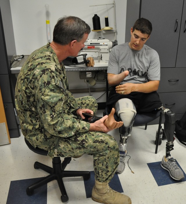 SOCOM commander visits wounded Soldier