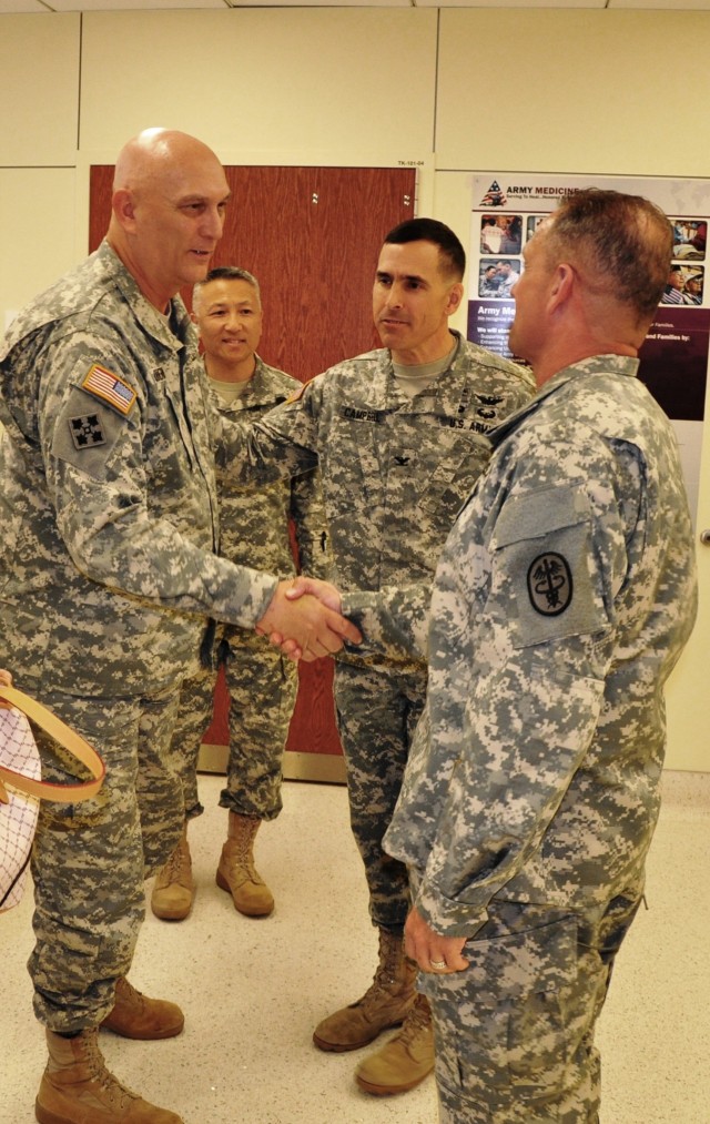 Army leaders visit with wounded Soldiers at Brooke Army Medical Center