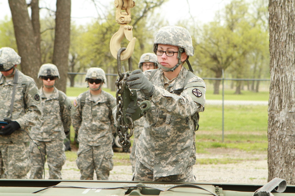 Field artillery training integrates women into combat specialties