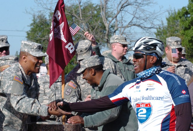 Fort Hood Soldiers salute Ride 2 Recovery cyclists  