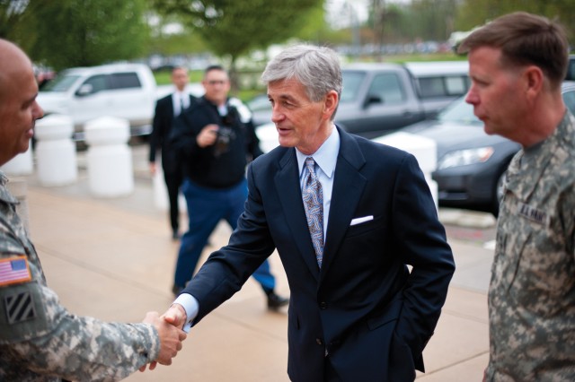 INSCOM welcomes Secretary of the Army