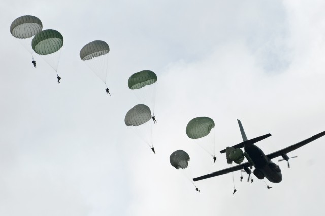 Devil brigade paratroopers earn German jump wings