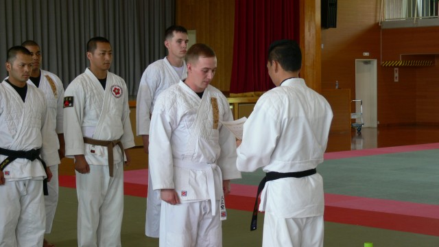 AIR DEFENSE ARTILLERYMEN ARE FIRST U.S. SOLDIERS TO RECEIVE JAPANESE AIR SELF DEFENSE FORCE COMBATIVES CERTIFICATION 