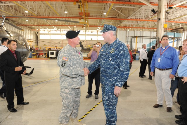 Army Commander Thanks Navy Commander For Their Partnership