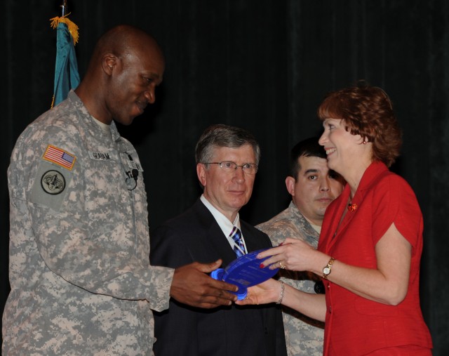 Norma Yowell receives Commander's Leadership Award