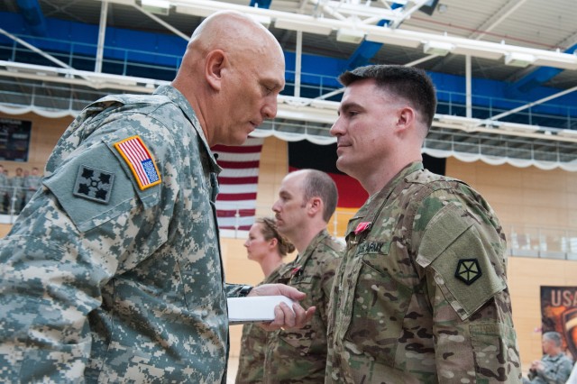 Odierno visits Soldiers in Wiesbaden, Germany