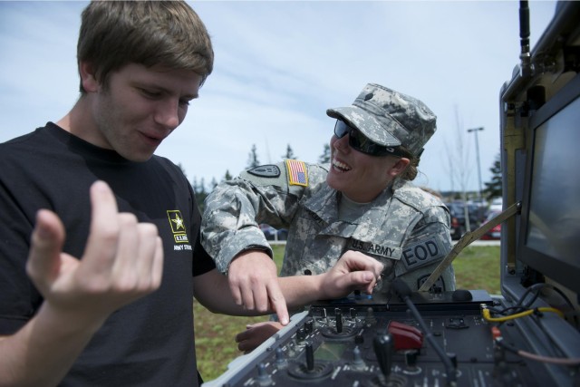 Oregon recruiters, future soldiers road-trip to JBLM