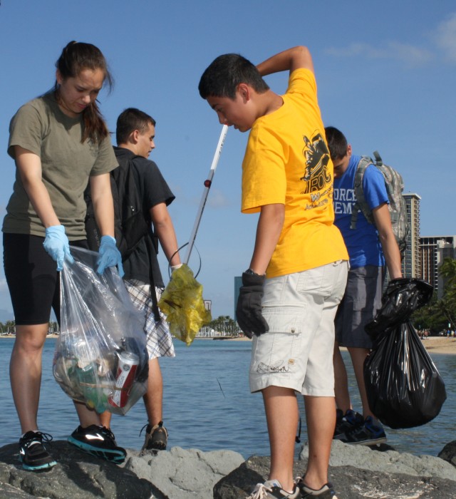 Corps of Engineers Cleans Up Waikiki Beach for Earth Day 2013 | Article ...