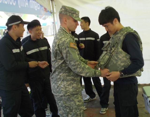 Soldiers make friends with visitors to air show
