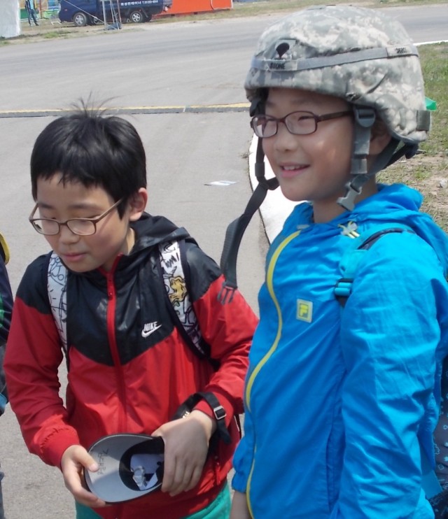 Soldiers make friends with visitors to air show