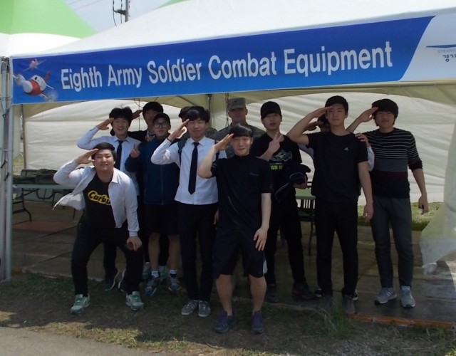 Soldiers make friends with visitors to air show