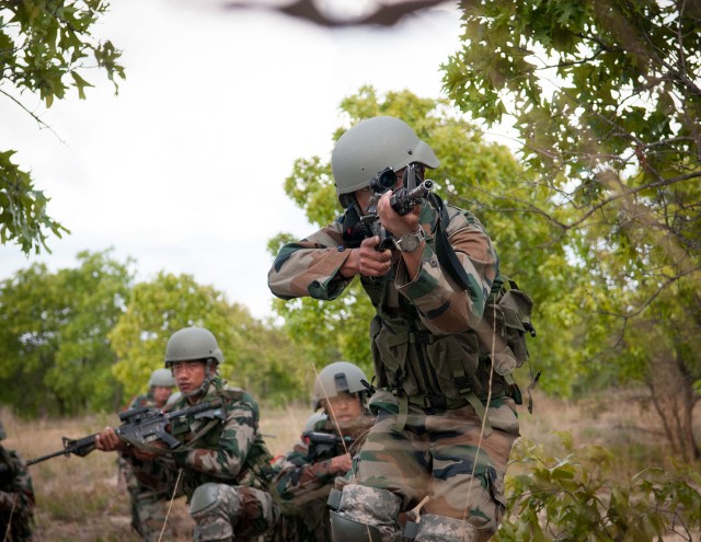 Indian soldiers share ambush techniques with U.S. paratroopers