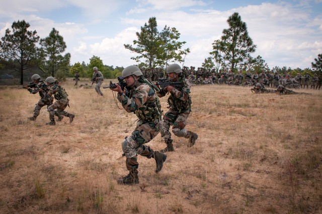 Indian soldiers share ambush techniques with U.S. paratroopers