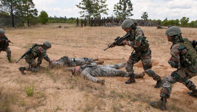 Indian soldiers share ambush techniques with U.S. paratroopers